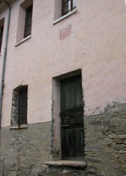 Particolare della porta di
ingresso della scuola
di Boillas del 1888
(10707 bytes)